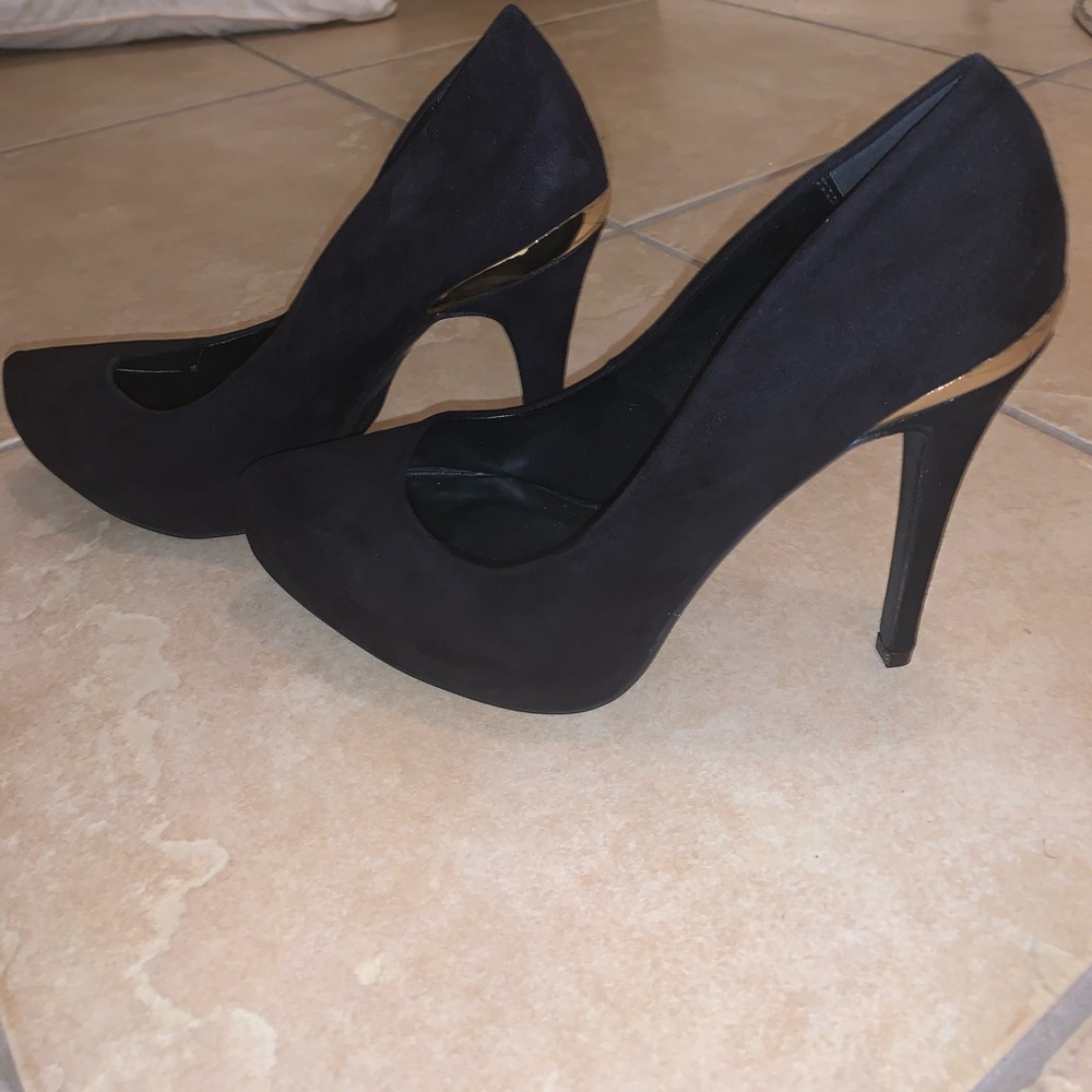 Black platform shoe